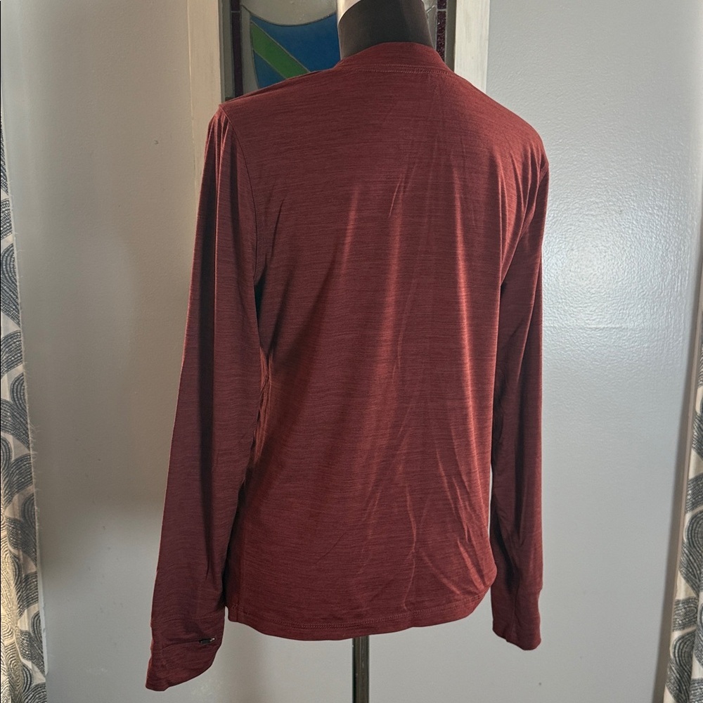 Vuori men’s long-sleeve Lux performance tee in a brick heather red SZ Medium - Picture 5 of 8
